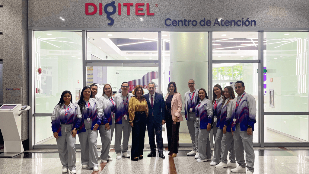 Digitel viste a sus empleados de ATC con uniformes hechos con material reciclado