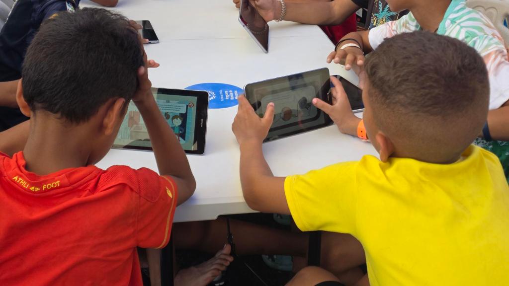 Aula móvil de Fundación Telefónica brinda educación a 500 niños víctimas del terremoto en La Guaira y Caracas